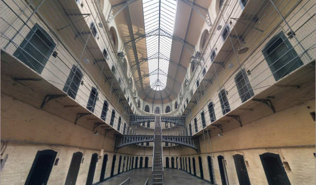 Centre de détention de Roanne : le rôle possible du magicien dans la formation des gardiens