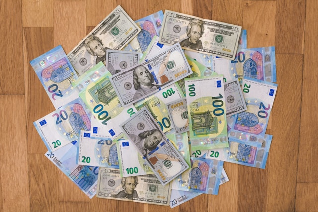 Exploration des dynamiques géopolitiques et leur influence sur les fluctuations des devises