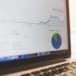 Graphiques et diagrammes sur un écran d'ordinateur avec clavier en bas