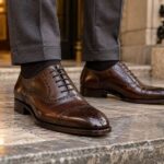 Chaussures de ville en cuir marron avec un élégant bout fleuri.