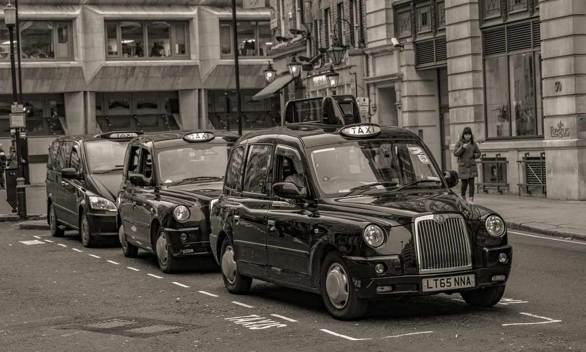 Deux chauffeurs, un taxi : pourquoi la prime d&rsquo;assurance grimpe