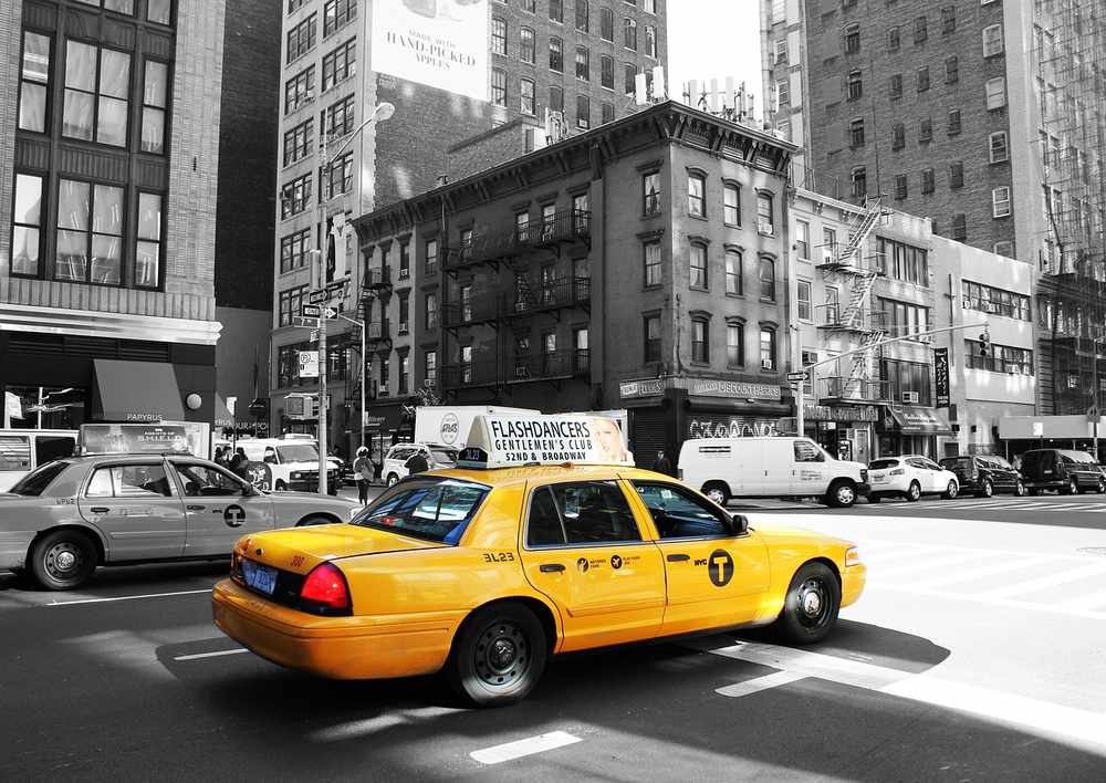 Taxi jaune à New York, rue, bâtiments, voitures, camion, piétons Taxi jaune à New York, rue, bâtiments, voitures, camion, piétons