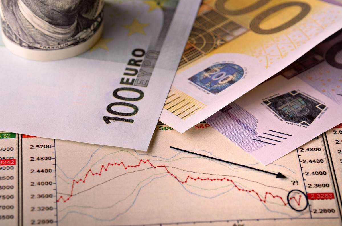 Billets d'euro sur un graphique financier avec un stylo et des données Billets d'euro sur un graphique financier avec un stylo et des données