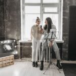 Professeure et élève chantant ensemble lors d'un cours de chant en studio