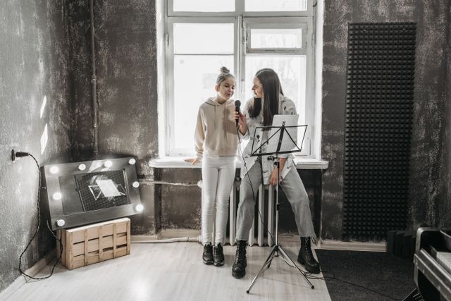 Professeure et élève chantant ensemble lors d'un cours de chant en studio