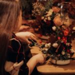 Une fleuriste de Bordeaux compose un bouquet de fleurs de saison dans son atelier