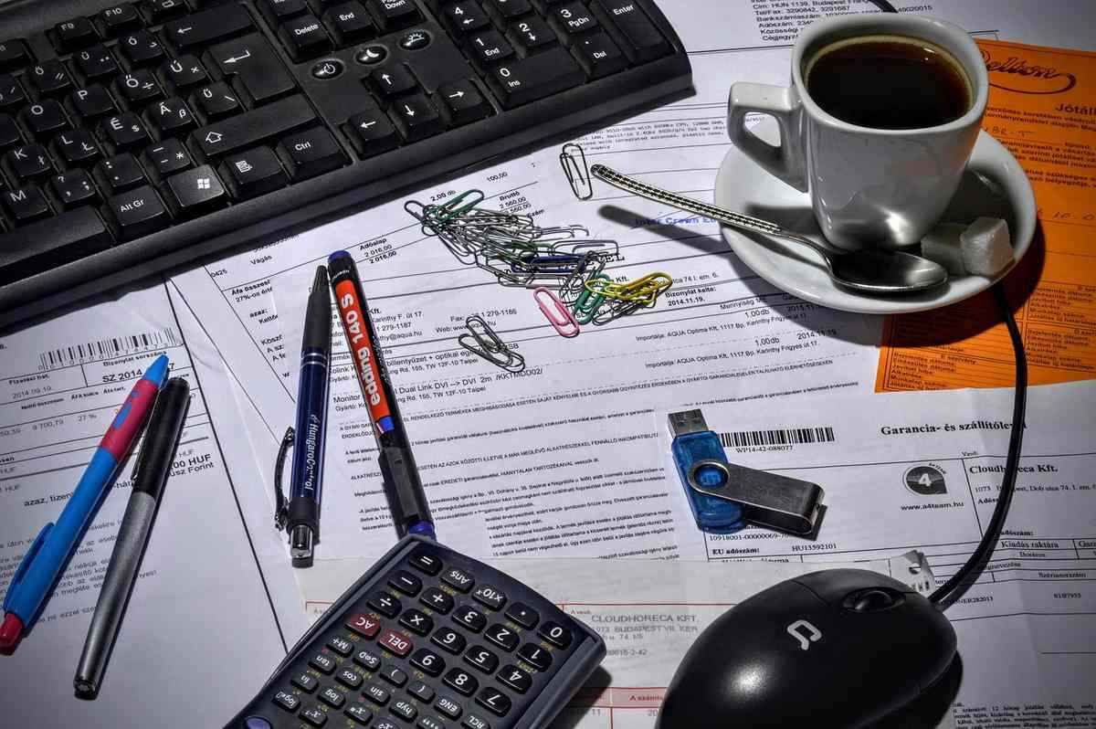 Un bureau d'entreprise avec calculatrice et dossiers financiers Un bureau d'entreprise avec calculatrice et dossiers financiers