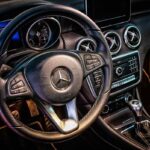 Intérieur d'une voiture Mercedes, volant, tableau de bord, sièges, console