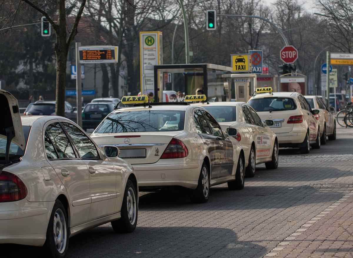 Taxis en attente sur une route urbaine Taxis en attente sur une route urbaine