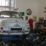 Voiture blanche en réparation dans un garage